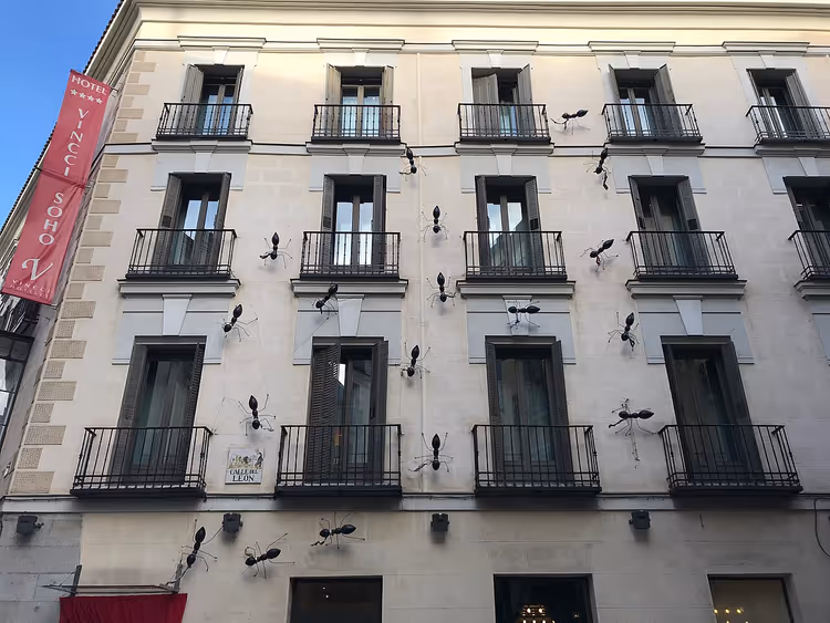 Balkonları ve böcekleriyle Vincci Soho otelinin cephesi