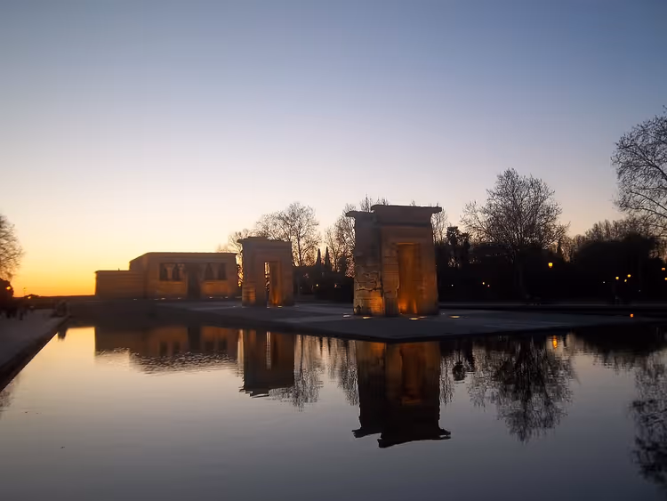 Gün batımında su kenarında Debod Tapınağı'nın ayakları
