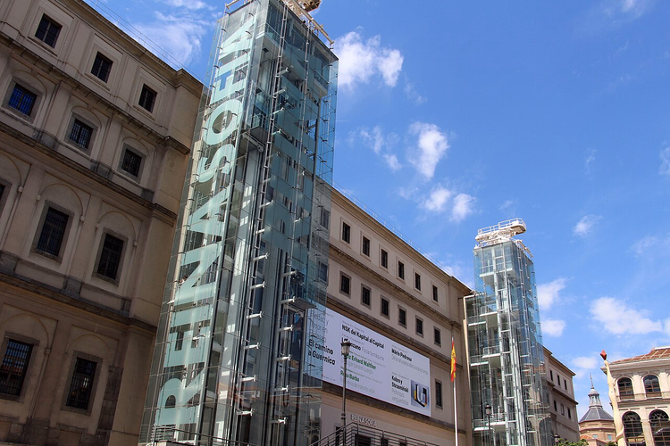 Facciata del Museo Reina Sofia con ascensori di vetro