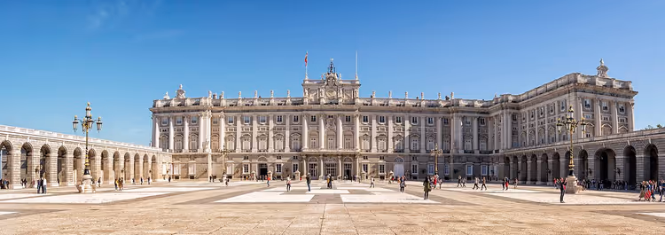 Den hvite fasaden til Det kongelige slott i Madrid