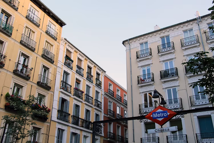 Straße im Chueca-Viertel mit Metroeingang