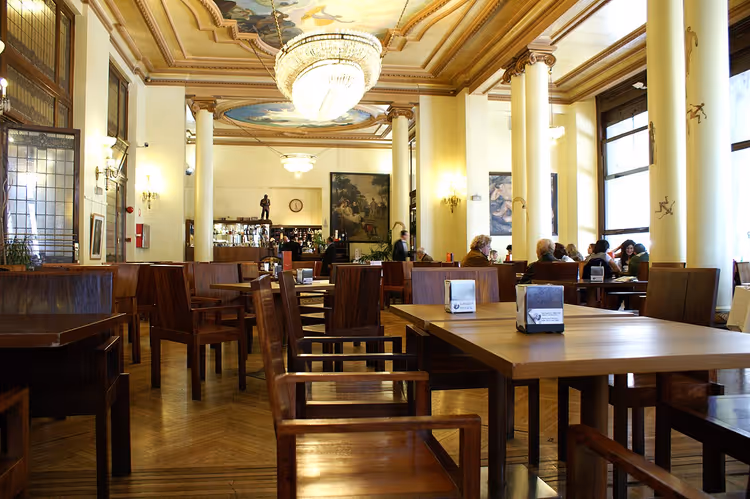 Interiør fra en kafé i Madrid med lysekrone og gjester