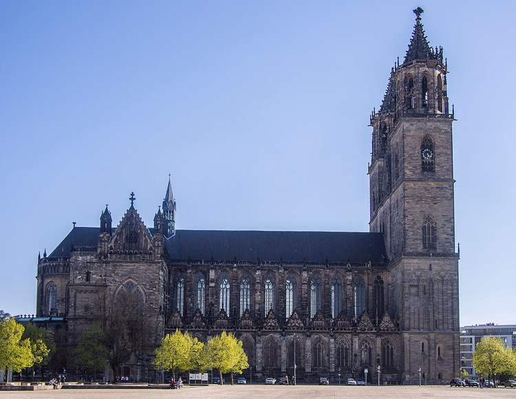 Güneşli bir günde Katedral Meydanı'ndan Magdeburg Katedrali