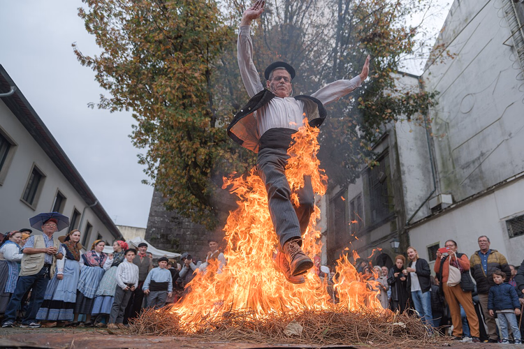 Magusto festivalinde ateşin üzerinden atlayan adam