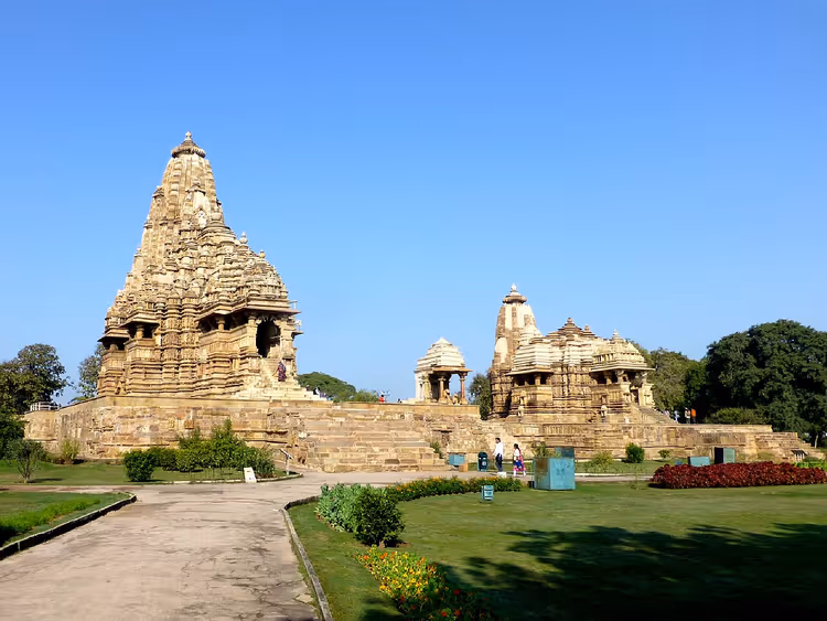Alte Tempel von Khajuraho mit hohen Steintürmen