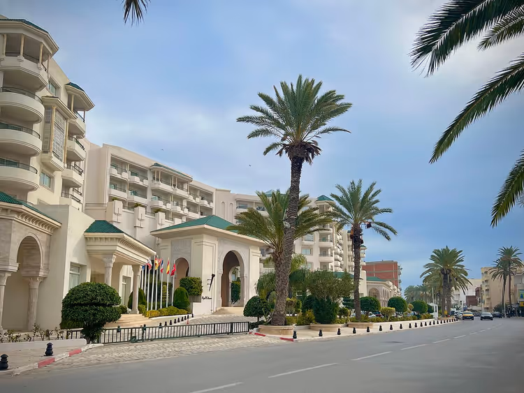 Белый фасад отеля Iberostar Royal El Mansour с пальмами