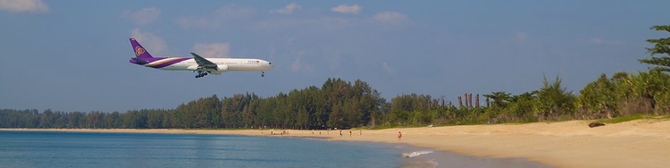 Thai-Airways-Flugzeug über dem Mai Khao Beach