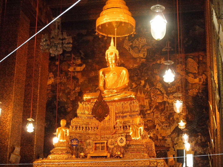 Gylden Buddhastatue i tempelhallen
