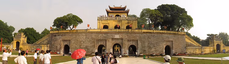 Hovedporten til Thang Long-keiserborgen med turister