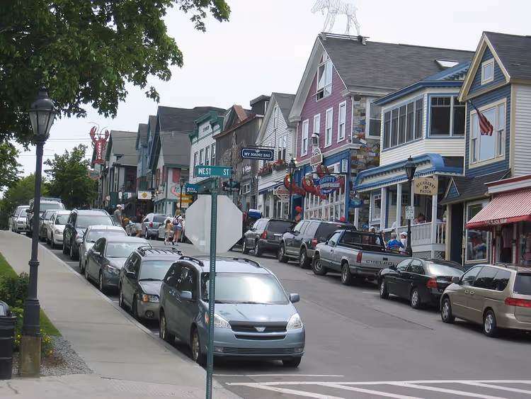 Bar Harbor'da arabaların bulunduğu Ana Cadde