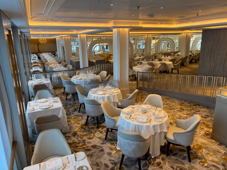 Interiør fra hovedrestauranten på et cruiseskip med dekket bord