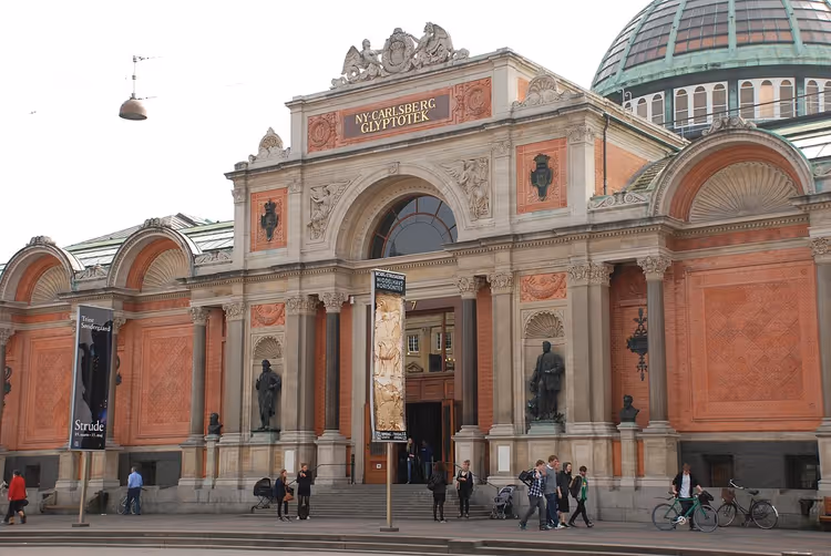 Hovedinngangen til Ny Carlsberg Glyptotek med skilt