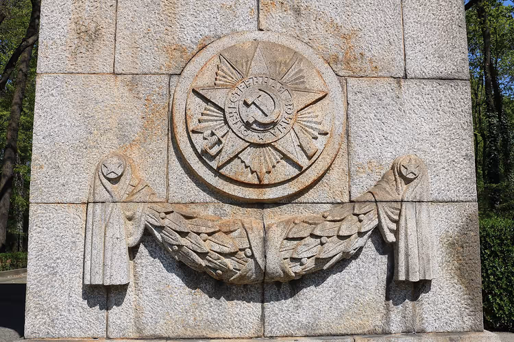 Anıt duvarında yıldız ve flamalı kabartma
