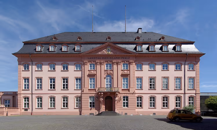 Rosafarbenes Landtagsgebäude von Rheinland-Pfalz in Mainz