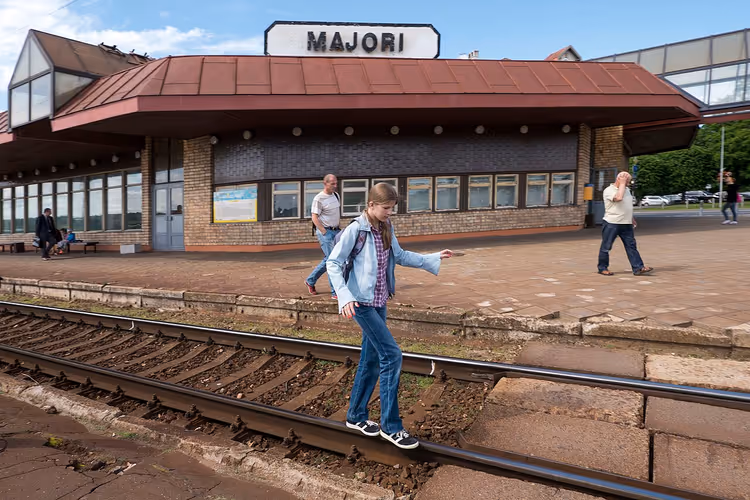 La stazione di Majori a Jurmala, un pedone sui binari