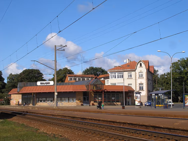Il binario della stazione di Majori a Jurmala