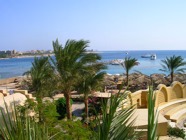 La spiaggia di Makadi Bay con palme e ombrelloni