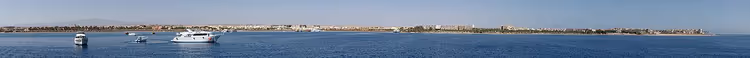 deniz ve teknelerle Makadi Bay panoraması