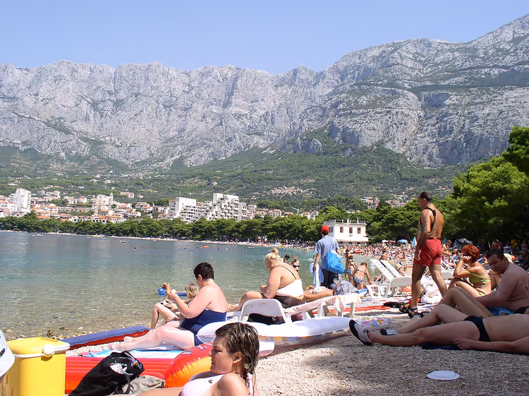 Strand der Makarska-Riviera mit dem Biokovo-Gebirge im Hintergrund