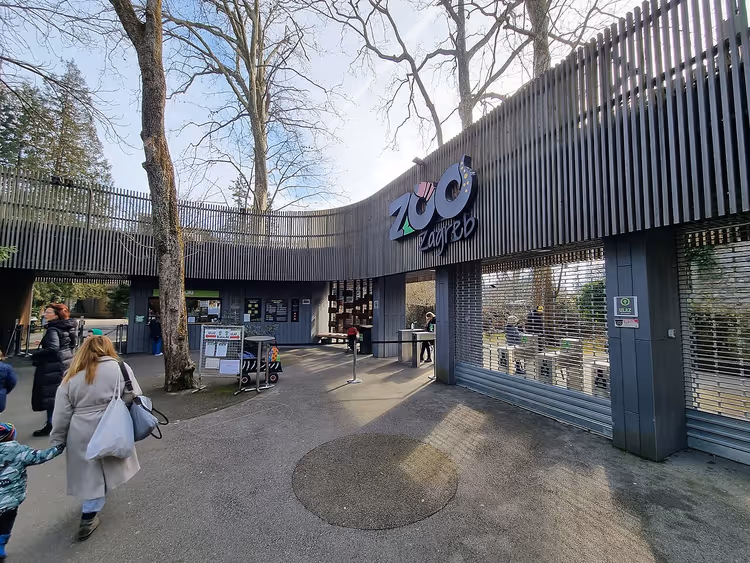 Inngangen til Zagreb zoo med skiltet ZOO Zagreb