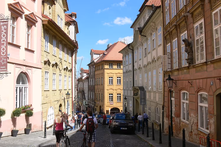Nerudova-Straße mit historischen Häusern und Touristen