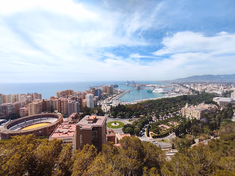 Panorama di Malaga con la plaza de toros e il porto