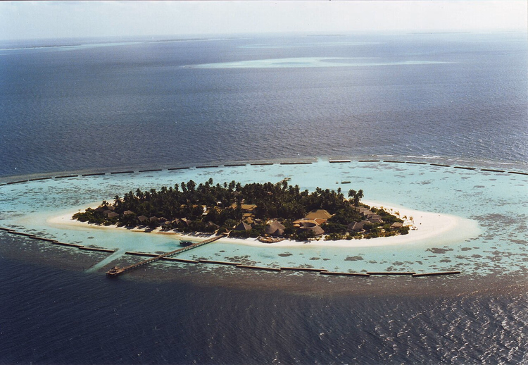Vakarufalhi Island met pier en lagune van bovenaf