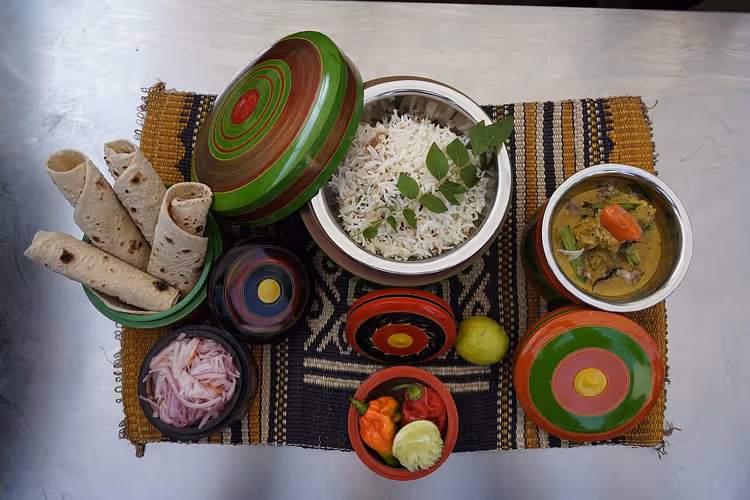 وجبة مالديفية مع الأرز والكاري والخبز المسطح