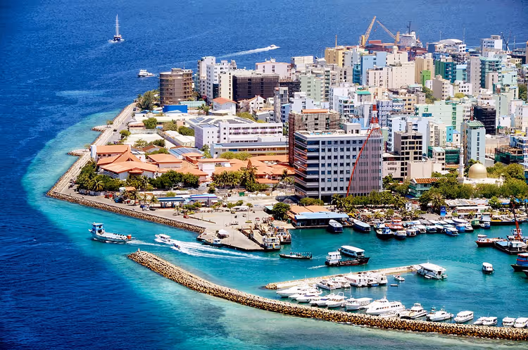 Panoramablick auf Malé: Stadt, Hafen und Lagune