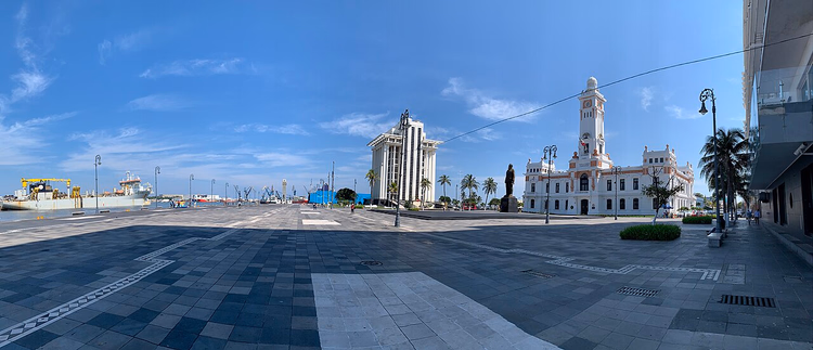 Eski deniz feneri binasıyla Veracruz sahil yolu