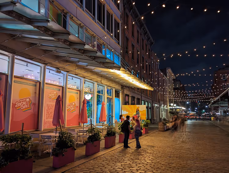 Winkelpui van Malibu Barbie Café bij nacht
