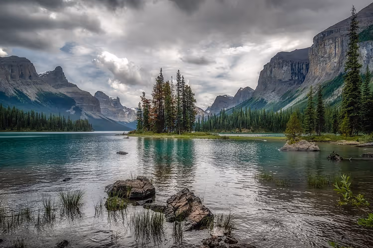 Spirit Island i Maligne Lake omgitt av fjell