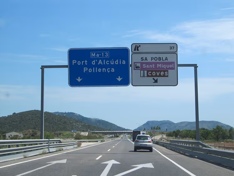 Ma-13-Autobahn mit Wegweisern nach Port d'Alcúdia und Pollença