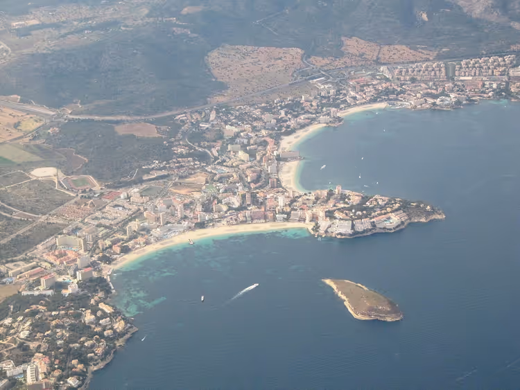 Flyfoto av Magaluf-området med strender