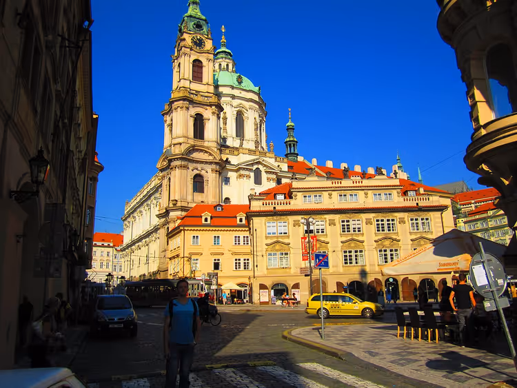 Mala Strana'daki Barok Aziz Nicholas Kilisesi