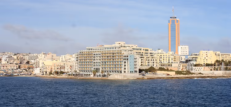 سان جوليان: فنادق الواجهة البحرية والبرج