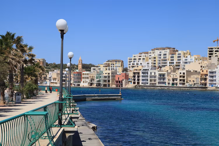 كورنيش مرسسكلا مع أشجار النخيل وإطلالة على الخليج