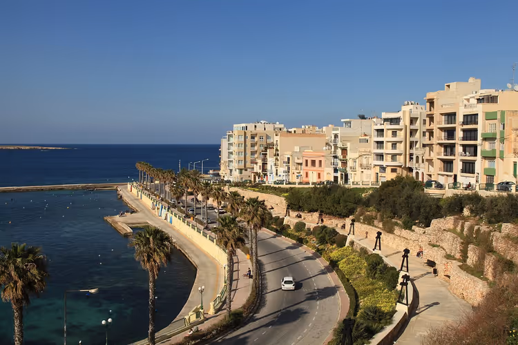 كورنيش بوجيبا مع أشجار النخيل والمباني
