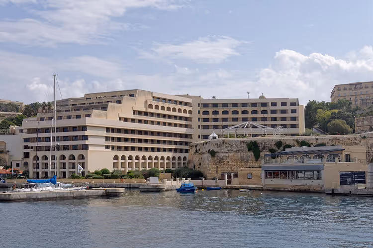 الواجهة البحرية لفندق غراند هوتيل إكسلسيور في مالطا
