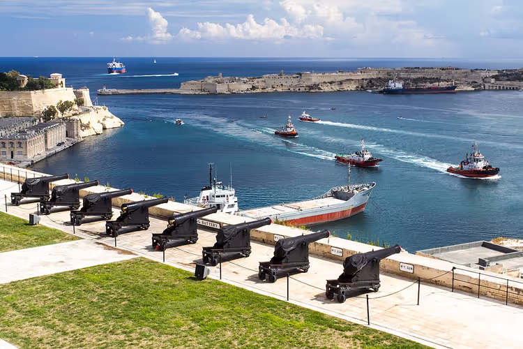 Kanonene på Saluting Battery over havnen i Valletta