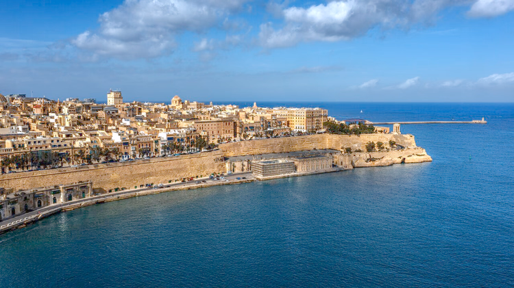 Bastionene i Valletta med Lower Barrakka-hagene over sjøen