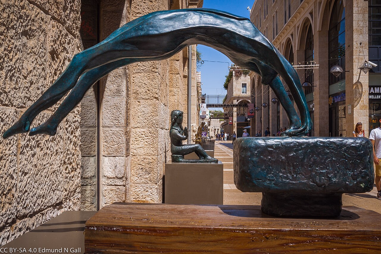 Bronzeskulpturen auf der Mamilla-Fußgängerzone