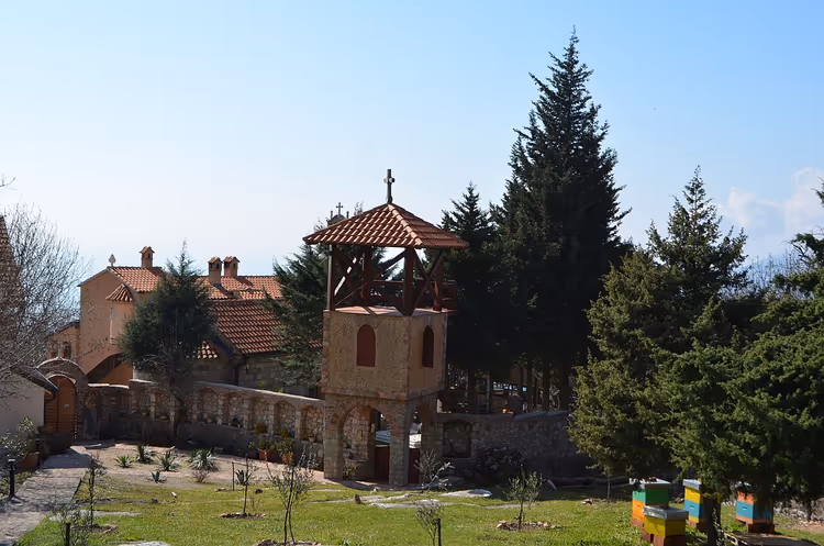 Klooster Rustovo met een klokkentoren en binnenplaats