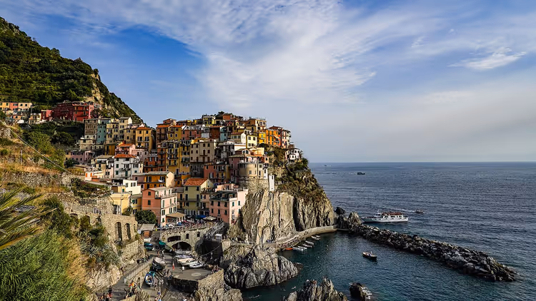 Fargerike hus i Manarola på en klippe over havet