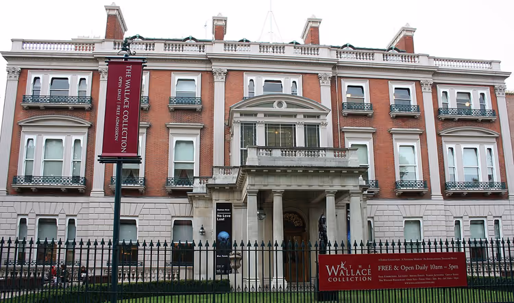 Fasaden til Hertford House med skiltet til Wallace Collection