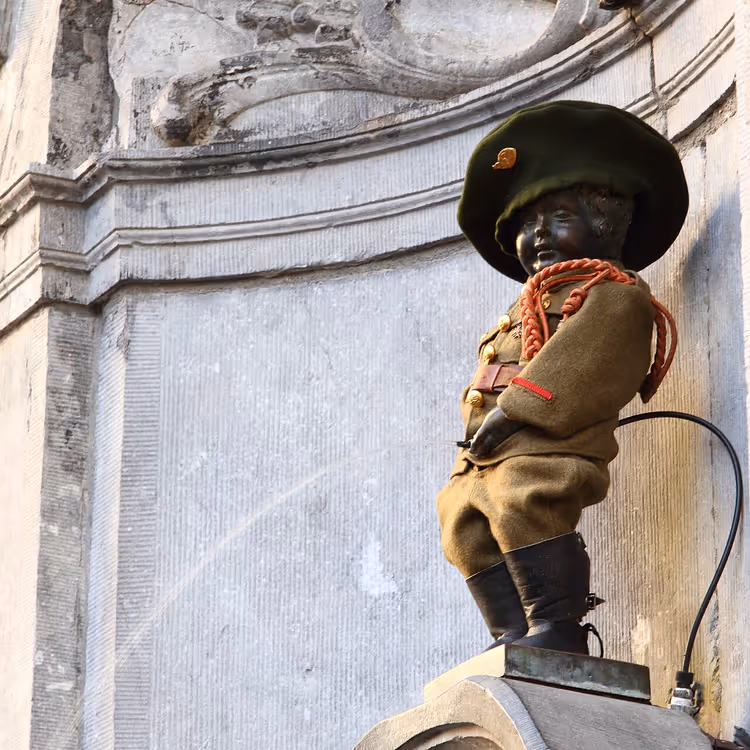 Standbeeld van Manneken Pis in het uniform van een Ardense jager