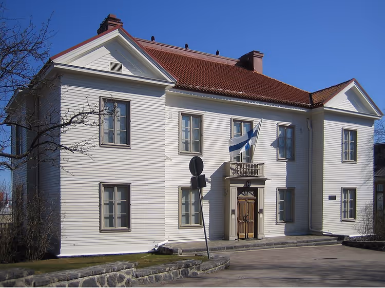 Den hvite Mannerheim-museumsbygningen med flagg