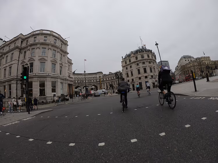 Fietsers bij Admiralty Arch in Londen