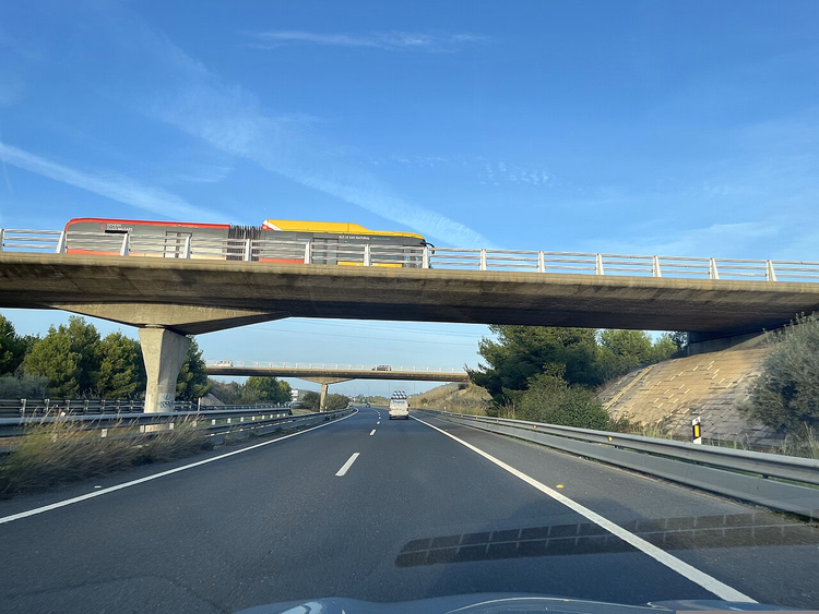 Bir üst geçidin altından geçen otobüsle Mallorca otoyolu