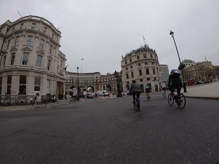Admiralty Arch et cyclistes dans le centre de Londres